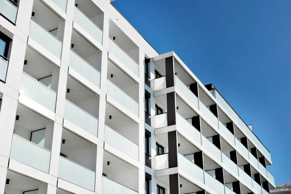 Modern, lüks apartman mavi gökyüzü karşı