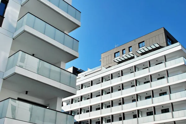 Modern, lüks apartman mavi gökyüzü karşı