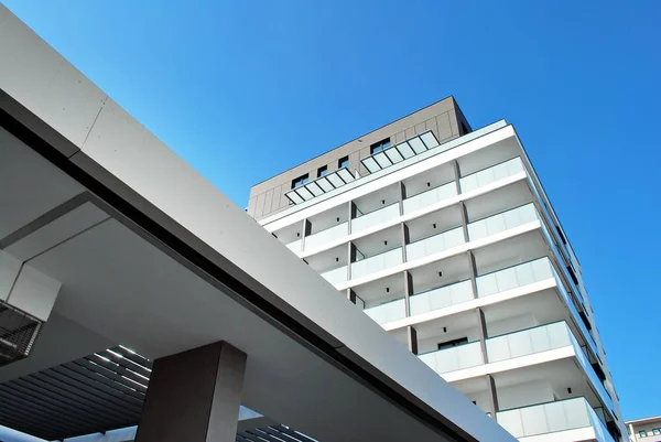 Modern, lüks apartman mavi gökyüzü karşı