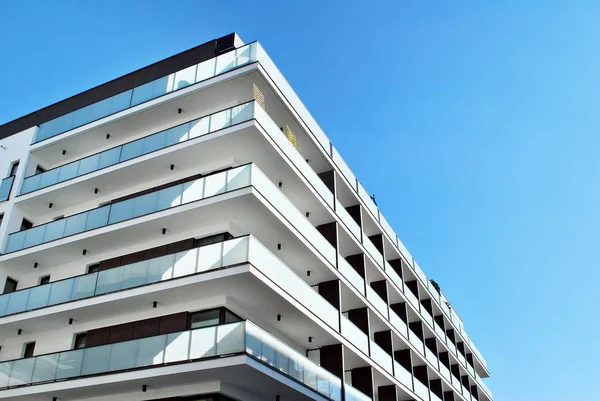 Modern, lüks apartman mavi gökyüzü karşı