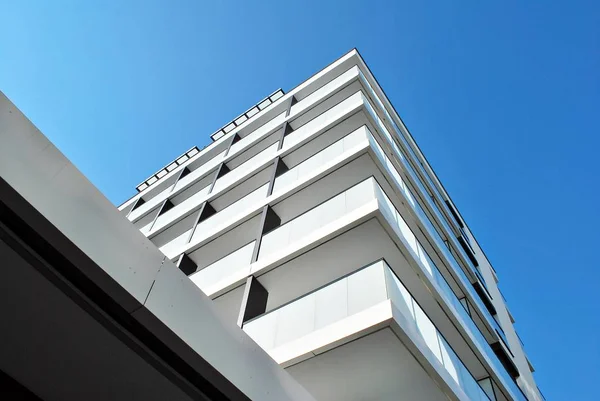 Modern, lüks apartman mavi gökyüzü karşı