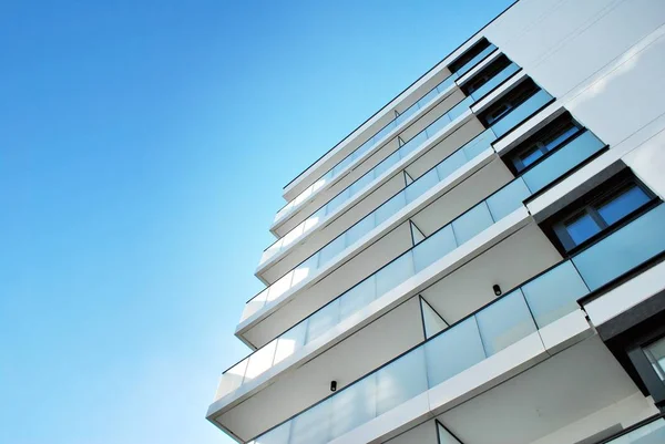 Modern, lüks apartman mavi gökyüzü karşı