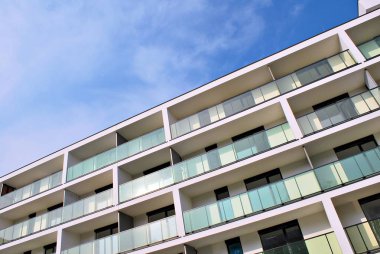 Modern, lüks apartman mavi gökyüzü karşı