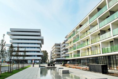 Modern, lüks apartman mavi gökyüzü karşı