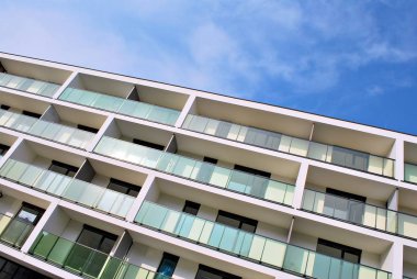 Modern, lüks apartman mavi gökyüzü karşı