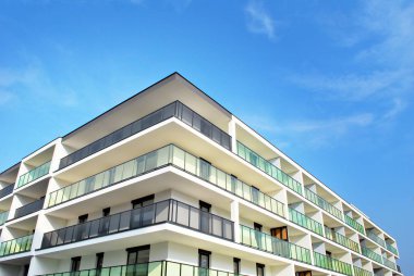 Modern, lüks apartman mavi gökyüzü karşı