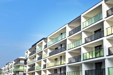 Modern, lüks apartman mavi gökyüzü karşı