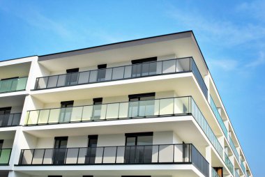 Modern, lüks apartman mavi gökyüzü karşı