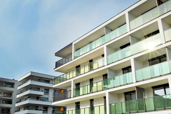 Moderno edificio de apartamentos de lujo contra el cielo azul —  Fotos de Stock