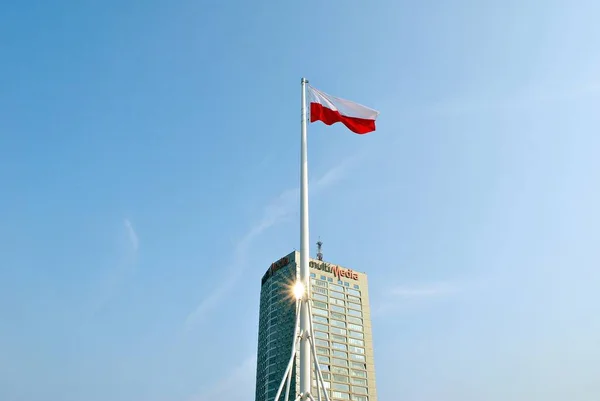 Witte en rode Pools vlag met appartementengebouw — Stockfoto