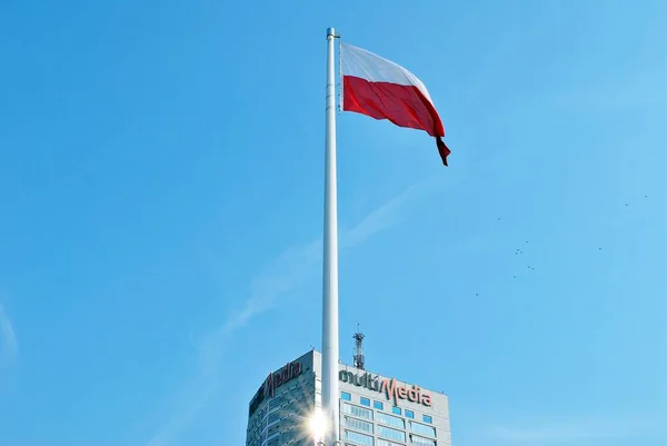 Witte en rode Pools vlag met appartementengebouw — Stockfoto