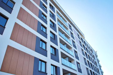 Modern, lüks apartman mavi gökyüzü karşı