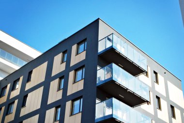 Modern, lüks apartman mavi gökyüzü karşı