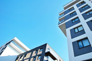 Modern, lüks apartman mavi gökyüzü karşı