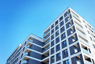 Modern, lüks apartman mavi gökyüzü karşı