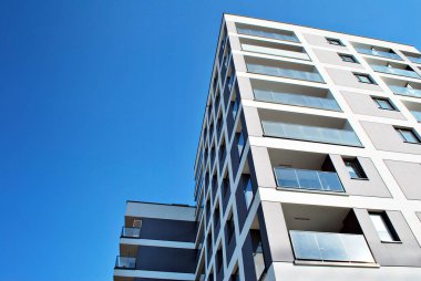 Modern, lüks apartman mavi gökyüzü karşı