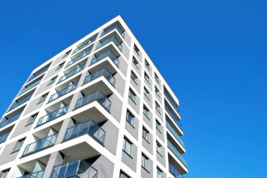 Modern, lüks apartman mavi gökyüzü karşı