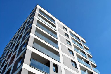 Modern, lüks apartman mavi gökyüzü karşı