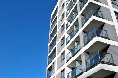 Modern, lüks apartman mavi gökyüzü karşı