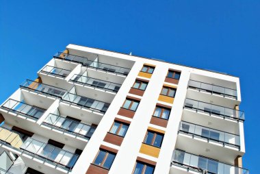 Modern, lüks apartman mavi gökyüzü karşı