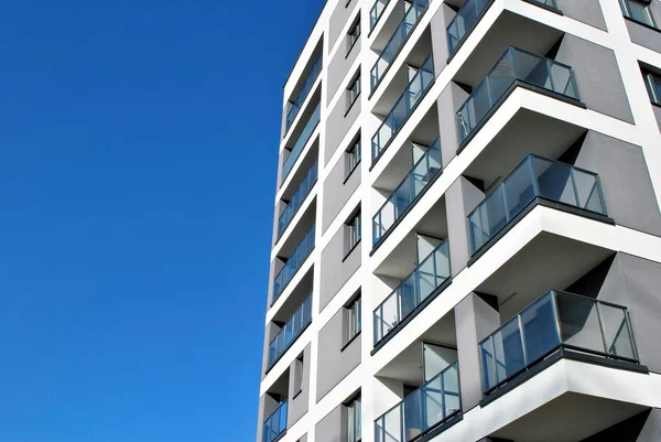 Moderne, immeuble de luxe contre ciel bleu — Photo