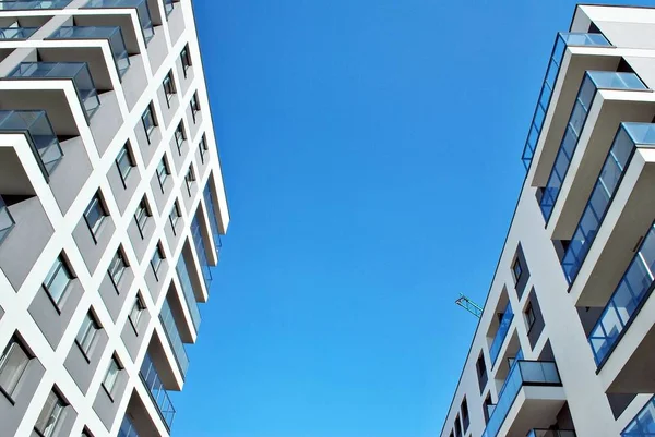 Современный, роскошный жилой дом на фоне голубого неба — стоковое фото
