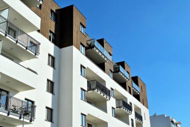 Modern, lüks apartman mavi gökyüzü karşı