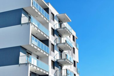 Modern, lüks apartman mavi gökyüzü karşı