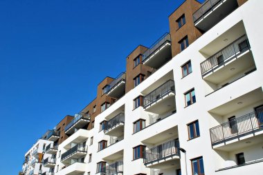 Modern, lüks apartman mavi gökyüzü karşı