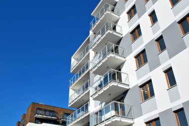 Modern, lüks apartman mavi gökyüzü karşı