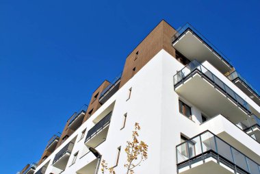 Modern, lüks apartman mavi gökyüzü karşı