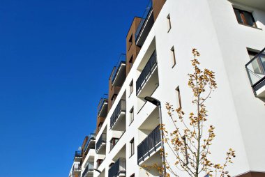 Modern, lüks apartman mavi gökyüzü karşı