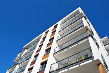 Modern, lüks apartman mavi gökyüzü karşı