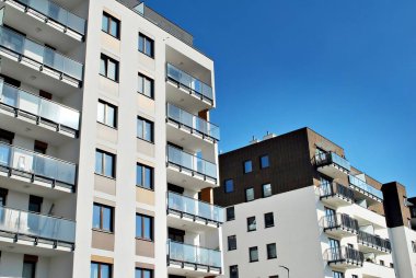 Modern, lüks apartman mavi gökyüzü karşı