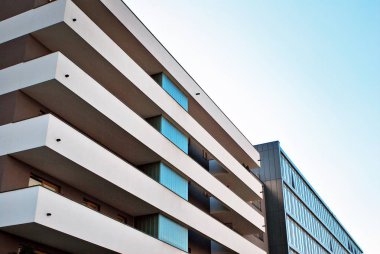 Modern, lüks apartman mavi gökyüzü karşı