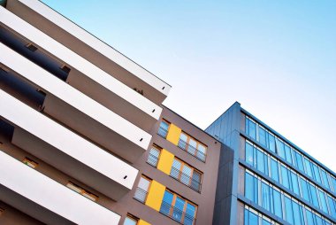 Modern, lüks apartman mavi gökyüzü karşı