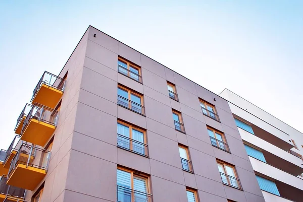 Modern, luxus apartman épület ellen, blue sky — Stock Fotó