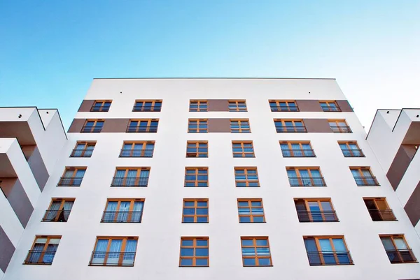 Moderno edificio de apartamentos de lujo contra el cielo azul — Foto de Stock