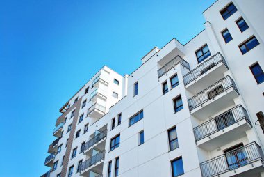 Modern, lüks apartman mavi gökyüzü karşı