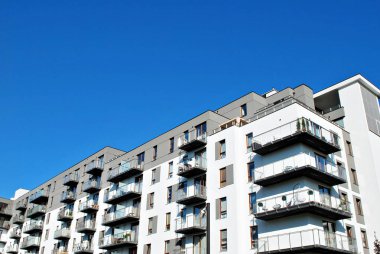 Modern, lüks apartman mavi gökyüzü karşı