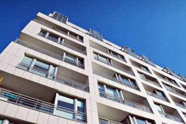 Modern, lüks apartman mavi gökyüzü karşı