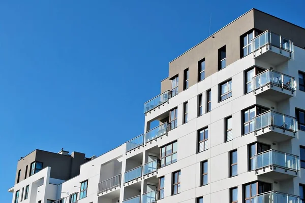 Moderne, immeuble de luxe contre ciel bleu — Photo