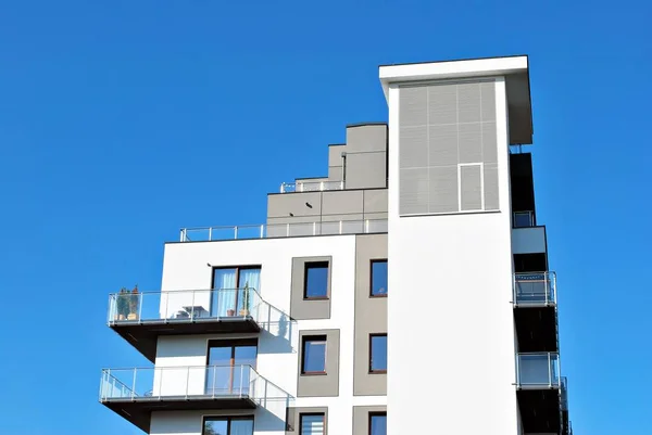 Современный, роскошный жилой дом на фоне голубого неба — стоковое фото