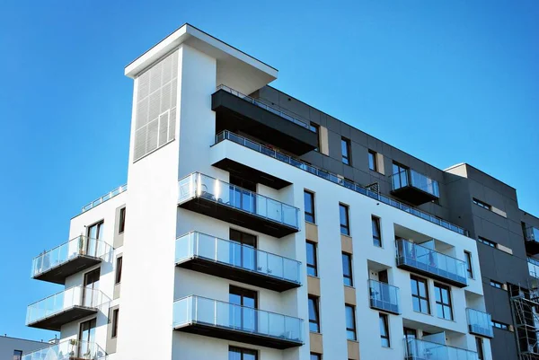 푸른 하늘에 대 한 현대적인 럭셔리 아파트 — 스톡 사진