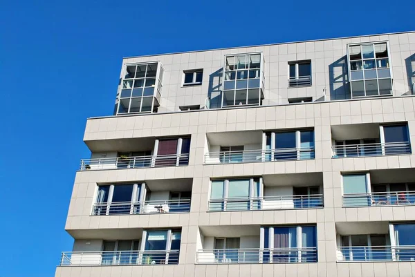 Moderne, luxe appartementengebouw tegen blauwe hemel — Stockfoto