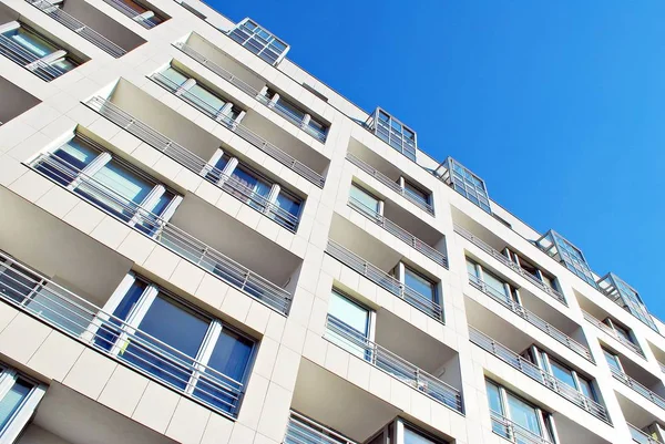 Modern, lüks apartman mavi gökyüzü karşı — Stok fotoğraf
