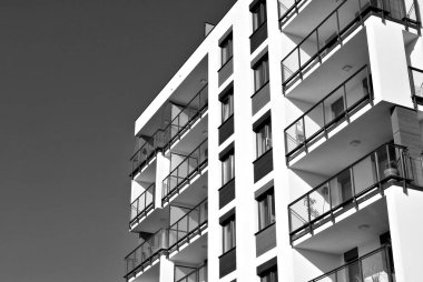 Modern, lüks apartman. Siyah ve beyaz.