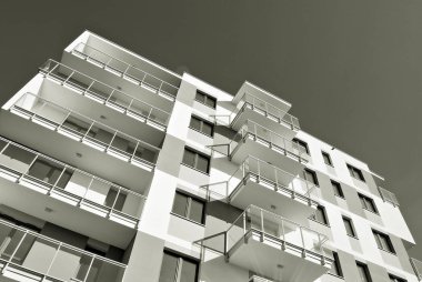 Modern, lüks apartman. Siyah ve beyaz.