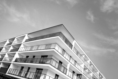 Modern, lüks apartman. Siyah ve beyaz.