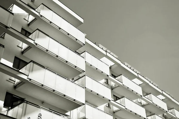 Edifício moderno de apartamentos de luxo. Preto e branco . — Fotografia de Stock